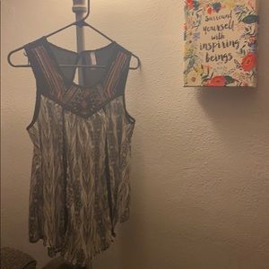 Women’s black abstract tank top